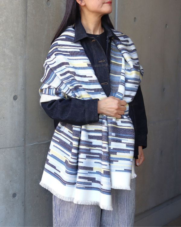 米沢織シルクウールストール（ブルー×イエロー）肩掛けアレンジ着用イメージ。軽やかな春の巻き方｜名古屋覚王山