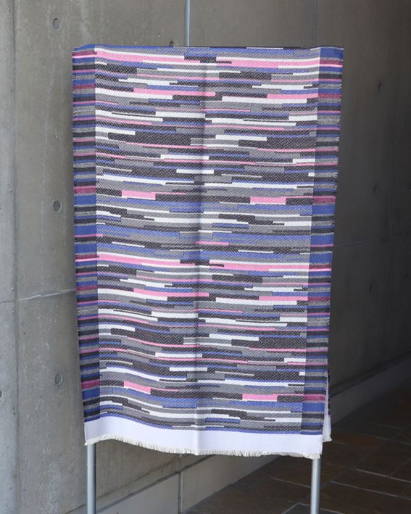 米沢織シルクウールストール（チャコール×ピンク）全体写真。立体感あるジャカード織の春ストール｜覚王山