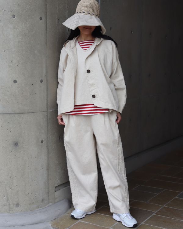 6.5オンス綿麻デニムのフードバルーンジャケットとサイドテープパンツをセットアップで着用した春の大人デニムコーデ写真｜ナチュラル色全身正面