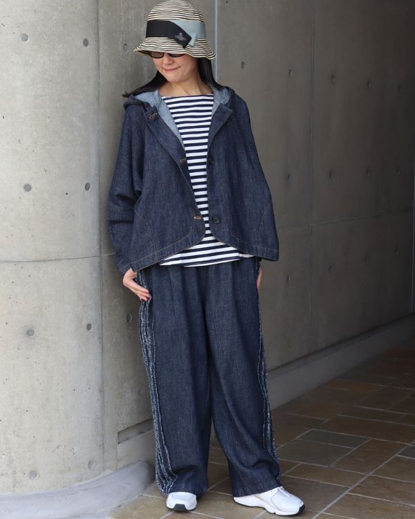 6.5オンス綿麻デニムのフードバルーンジャケットとサイドテープパンツをセットアップで着用した春の大人デニムコーデ写真｜インディゴ色全身正面
