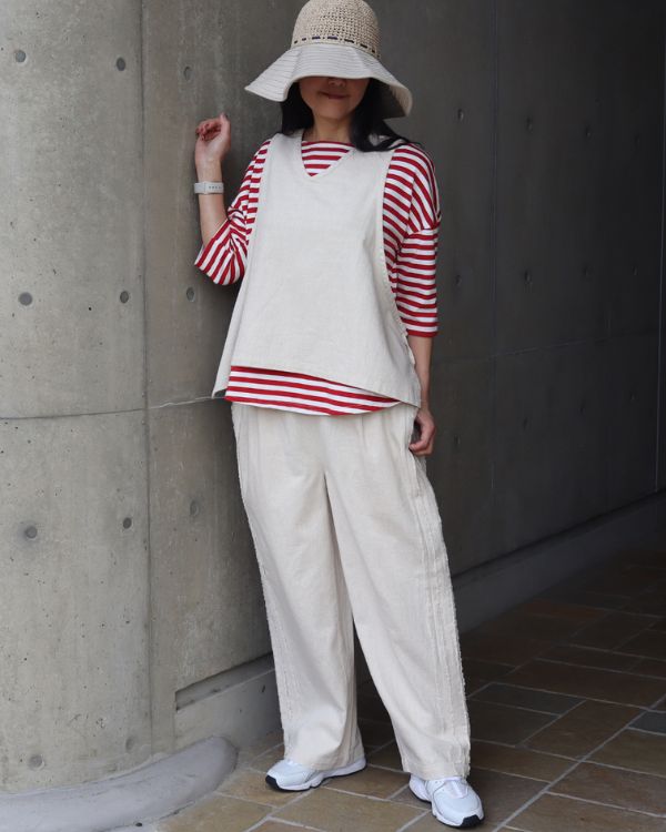 赤白ボーダーシャツとサイドリボン2WAYベスト（ナチュラル・Vネック前）の重ね着コーデ正面全身｜名古屋覚王山コッピアーナ