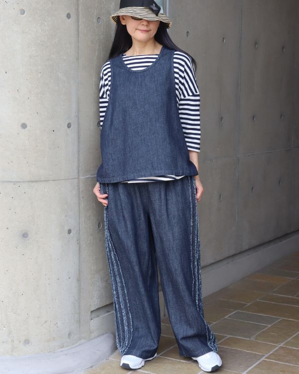 青白ボーダーシャツとサイドリボン2WAYベスト（インディゴ・クルーネック前）の重ね着コーデ正面全身｜名古屋覚王山コッピアーナ
