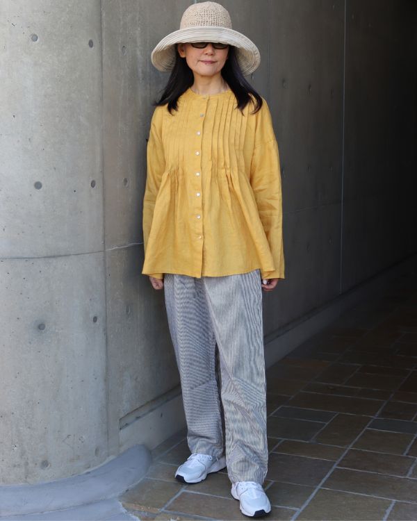 イエローマスタードの前あきタックブラウスとヒッコリーパンツのコーデ正面全身｜名古屋覚王山コッピアーナ