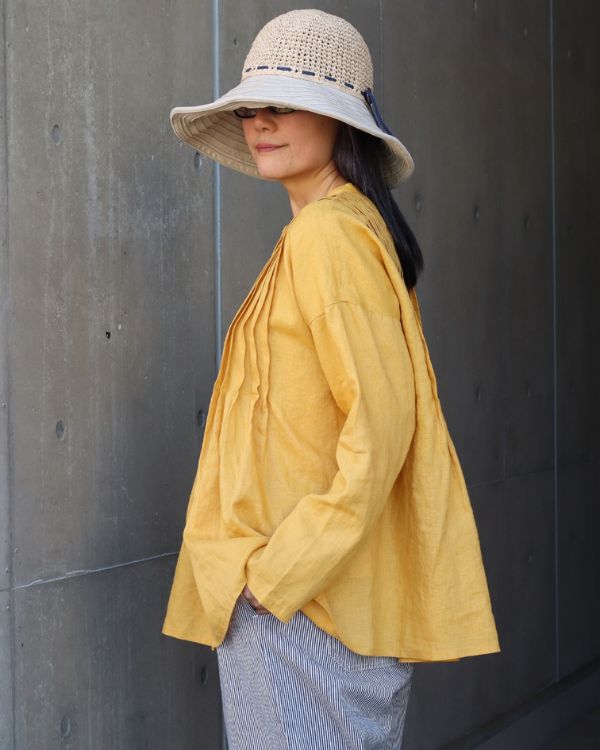 イエローマスタードの前あきタックブラウスの横向き｜名古屋覚王山コッピアーナ