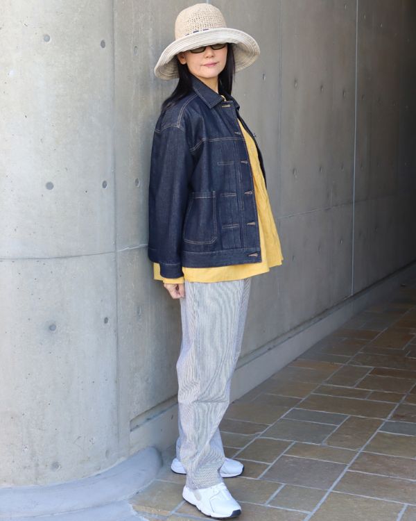 インディゴのデニムジャケットを重ねた前あきタックブラウスとヒッコリーパンツのコーデ横向き全身｜名古屋覚王山コッピアーナ