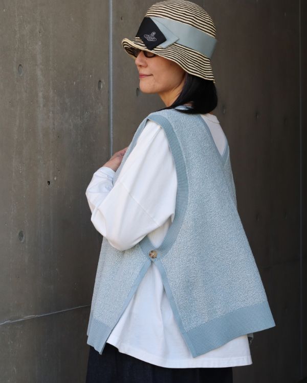 コットンハイゲージニットサイドオープンツーウェイベストのライトブルーの斜め後ろ向き上半身|名古屋覚王山コッピアーナ