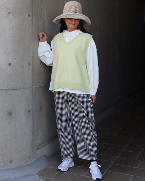 コットンハイゲージニットサイドオープンツーウェイベストのライトグリーンとチェック柄エッグパンツの春コーデ全身正面|名古屋覚王山コッピアーナ
