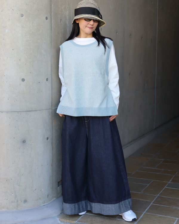 コットンハイゲージニットサイドオープンツーウェイベストのライトブルーとインディゴのデニムノッポバギーパンツの春コーデ全身正面|名古屋覚王山コッピアーナ