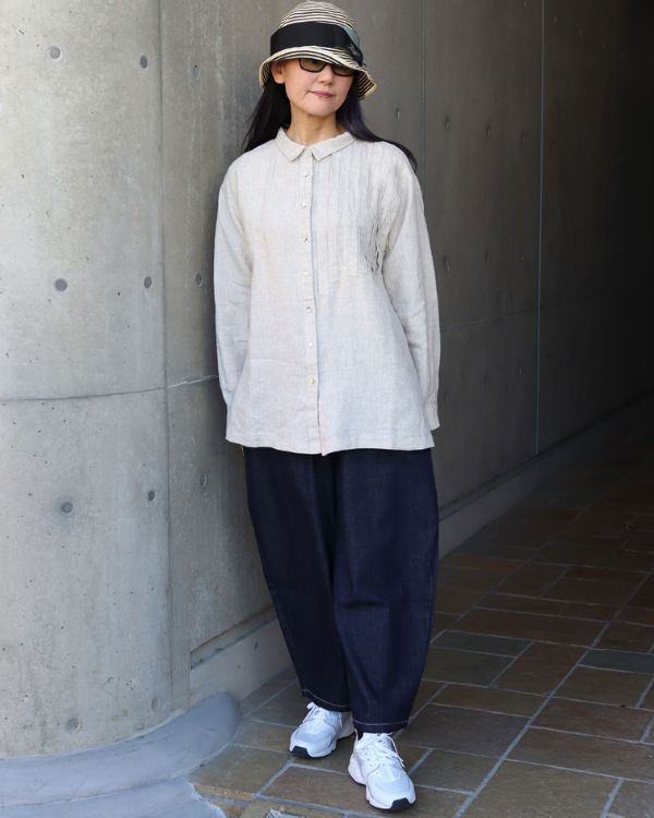 アシンメトリーリネンブラウスのキナリとデニムエッグパンツのインディゴの春コーデ全身正面|名古屋覚王山コッピアーナ