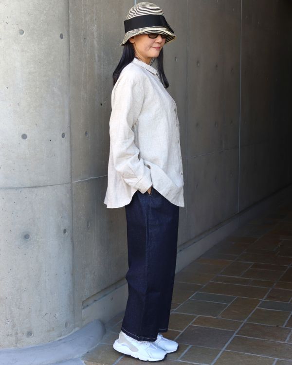 アシンメトリーリネンブラウスのキナリとデニムエッグパンツのインディゴの春コーデ横向き全身|名古屋覚王山コッピアーナ