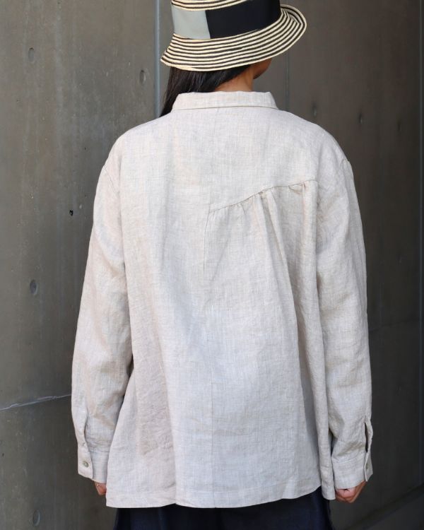 アシンメトリーリネンブラウスのキナリの大人春ブラウス上半身後ろ向き|名古屋覚王山コッピアーナ