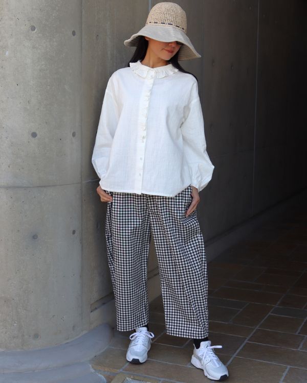 フリルカラーブラウスのオフホワイトとチェック柄エッグパンツの大人可愛いコーデ全身正面|名古屋覚王山コッピアーナ