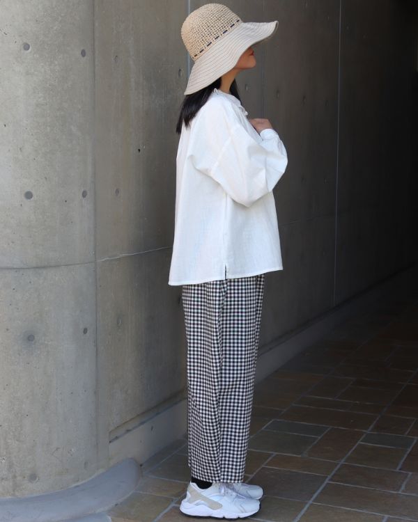 フリルカラーブラウスのオフホワイトとチェック柄エッグパンツの大人可愛いコーデ横向き全身|名古屋覚王山コッピアーナ