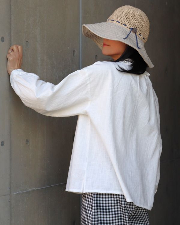 フリルカラーブラウスのオフホワイトの大人可愛いアイテム斜め横向き上半身|名古屋覚王山コッピアーナ