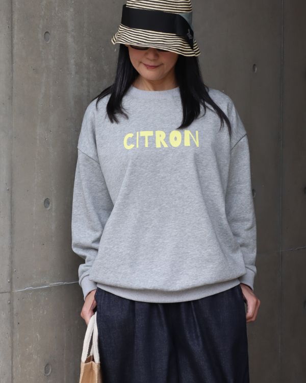 CITRONロゴスウェット（グレー）とデニムの春コーデ｜名古屋覚王山コッピアーナ
