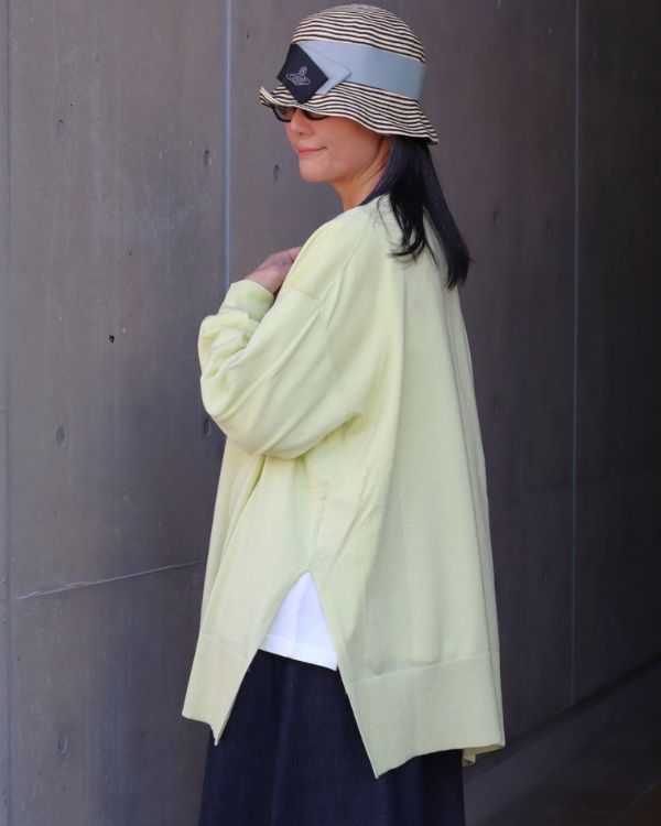 コットンハイゲージニットワイドカーディガンのライトグリーン春コーデ上半身横向き｜名古屋覚王山コッピアーナ