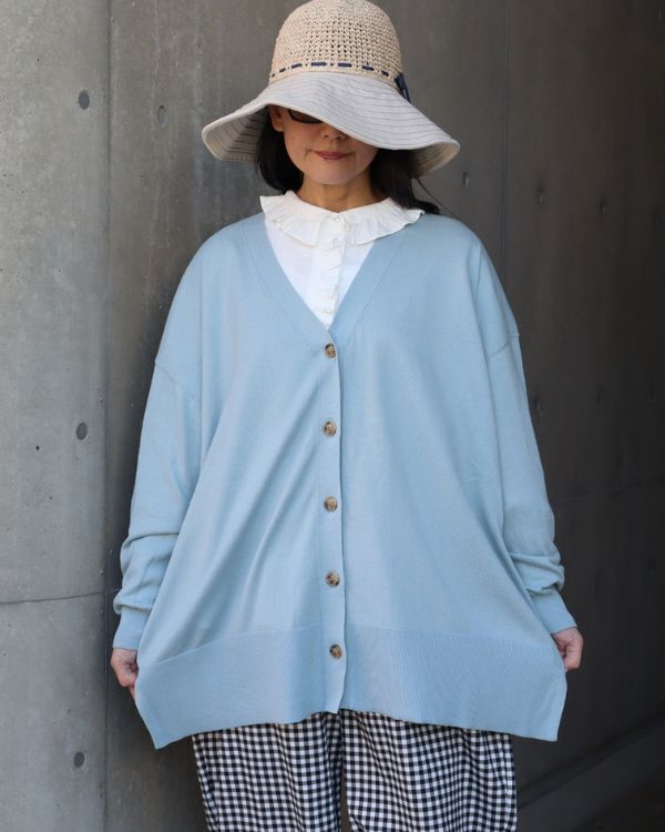 コットンハイゲージニットワイドカーディガンのライトブルー春コーデ上半身正面｜名古屋覚王山コッピアーナ