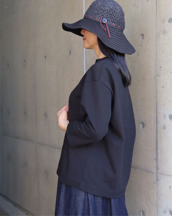 名古屋覚王山のセレクトショップ コッピアーナで販売するアーミーコットン度詰天竺7分袖プルオーバーの素材感が伝わる上半身写真。