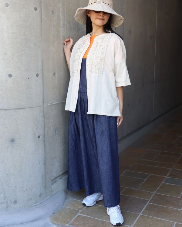 フリンジブラウスに綿麻デニムのジャンスカを重ねたやわらかな大人カジュアルコーデを楽しみたい女性におすすめ