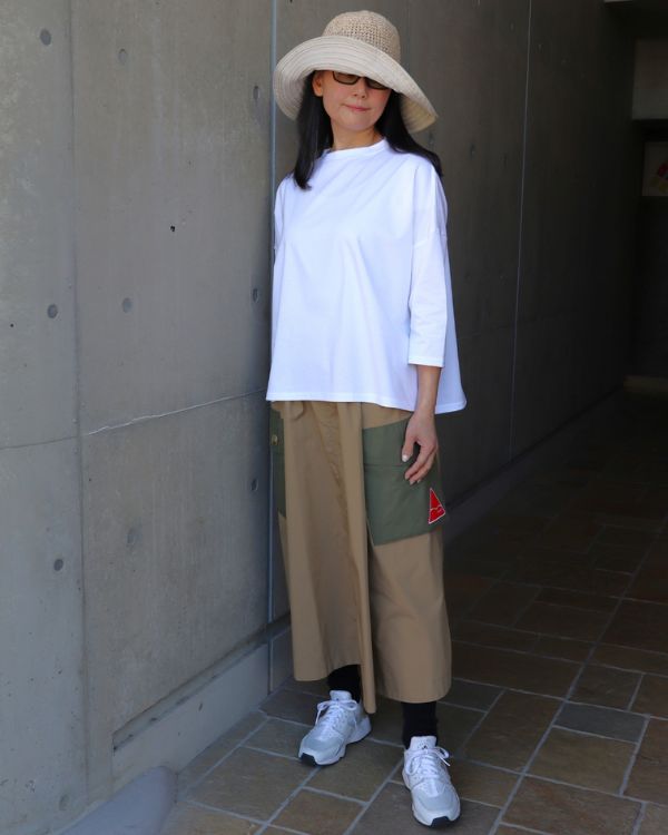 白ワイドＴとカーキパッチポケットスカートの大人春コーデ全身正面｜名古屋覚王山コッピアーナ