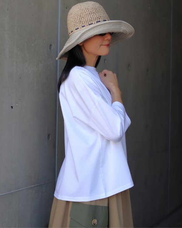 白ワイドＴの大人春コーデ横向き上半身｜名古屋覚王山コッピアーナ