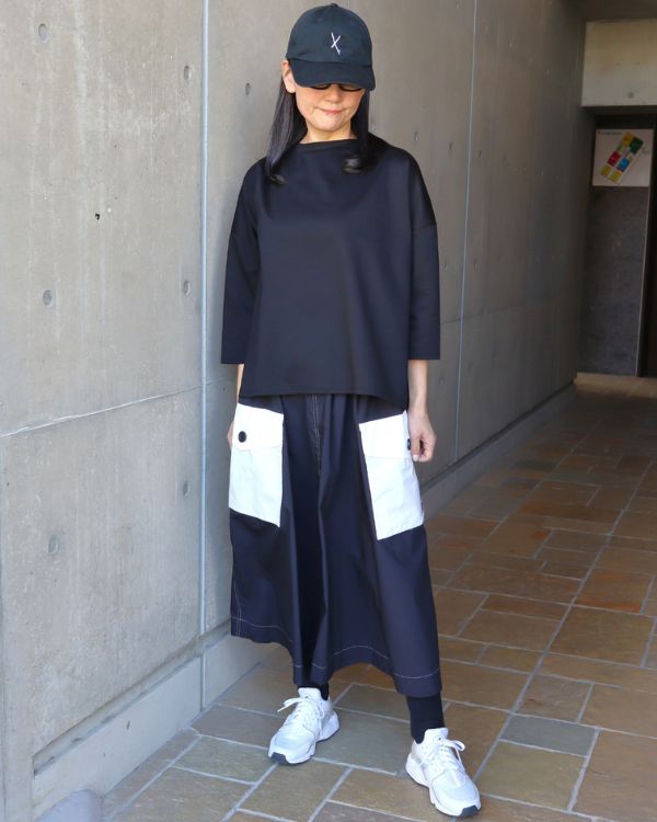 黒ワイドＴと黒パッチポケットスカートの大人春コーデ全身正面｜名古屋覚王山コッピアーナ