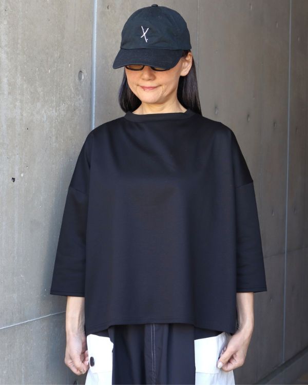 黒ワイドＴの大人春コーデ上半身正面｜名古屋覚王山コッピアーナ