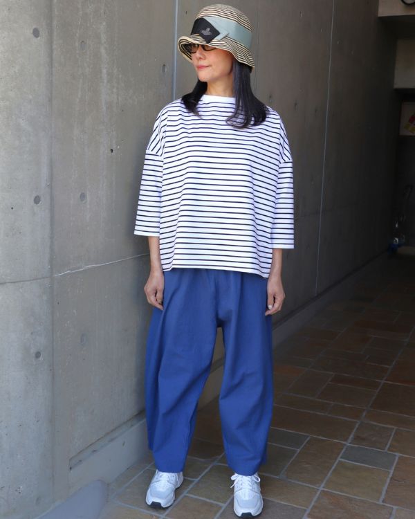 白黒ボーダーワイドＴとブルーカフェパンツの大人春コーデ全身正面｜名古屋覚王山コッピアーナ