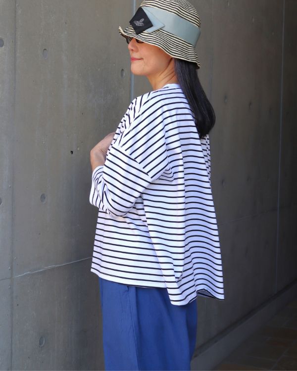 白黒ボーダーワイドＴの大人春コーデ横向き上半身｜名古屋覚王山コッピアーナ