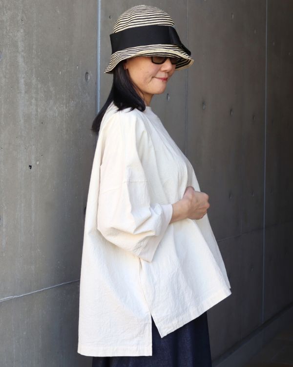 シーチングハンドワッシャーワイドTアイボリーの横向き腰上写真|名古屋覚王山コッピアーナ