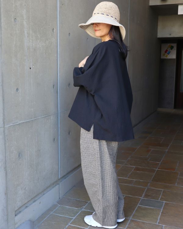 シーチングハンドワッシャーワイドTブラックと綿麻チェックノッポパンツのナチュラル春コーデ|名古屋覚王山コッピアーナ