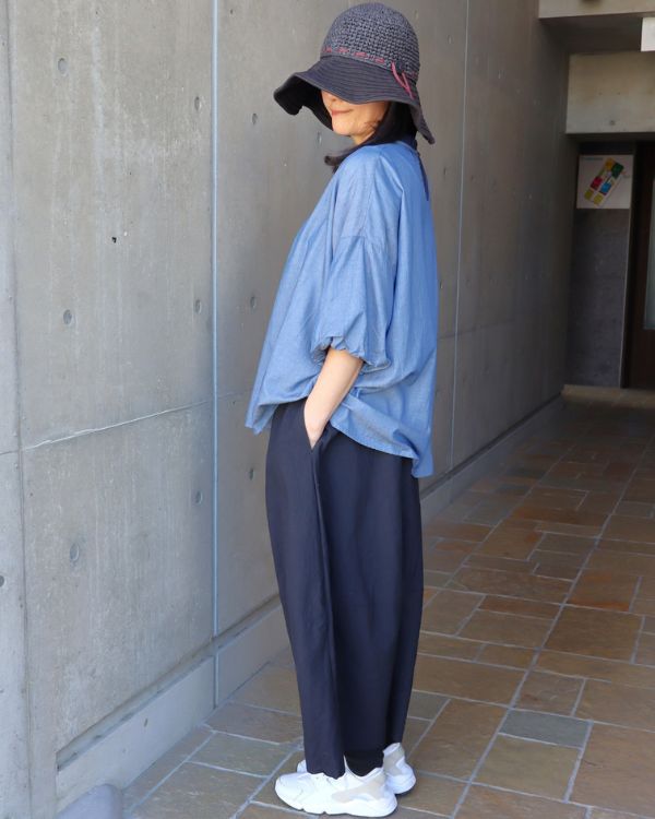 名古屋・覚王山のセレクトショップ コッピアーナ|リエカデニムブラウスとエッグシルエットスカートの全身横向きシルエットがわかる大人カジュアルコーデ