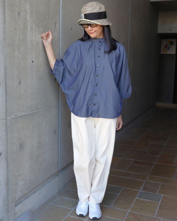 名古屋・覚王山のセレクトショップ コッピアーナ|2WAYターキーシャツを前ボタンで着用したムラデニムコージーパンツとの軽やかなデニムコーデの正面スタイル