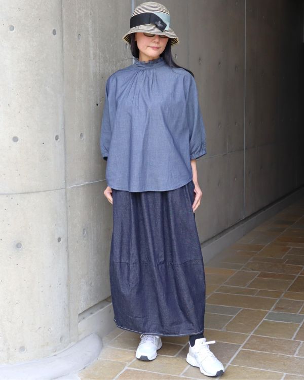 名古屋・覚王山のセレクトショップ コッピアーナ|2WAYターキーシャツを後ろボタンで着用したムラデニムエッグスカートとの大人カジュアルコーデの正面スタイル