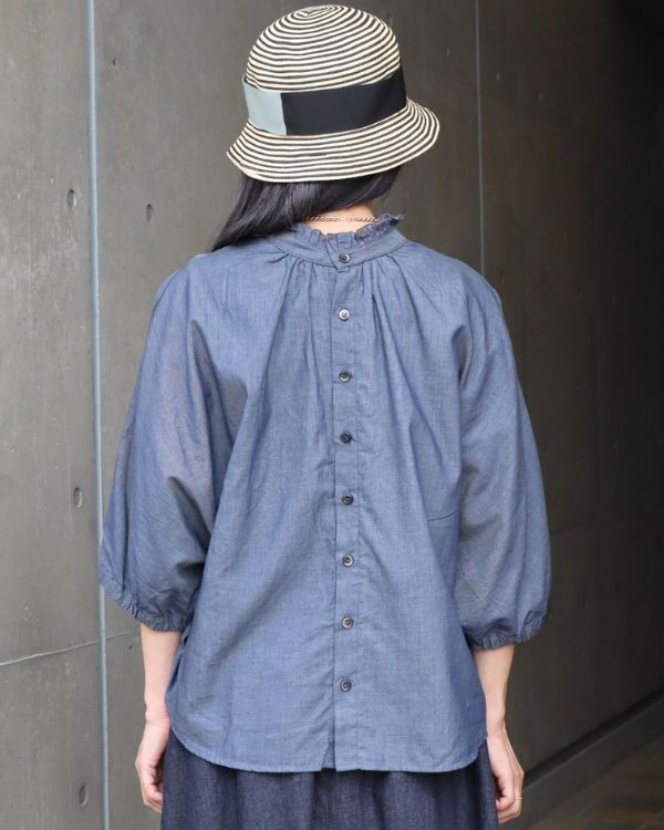 名古屋・覚王山のセレクトショップ コッピアーナ|ターキーシャツを後ろボタンで着用したバックスタイルですっきり見えするデニムブラウスの着こなし