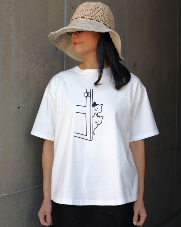 名古屋・覚王山のセレクトショップ コッピアーナ｜ひょっこり覗く猫プリントがポイントの白Tシャツの正面デザインとゆったりシルエットがわかるスタイル