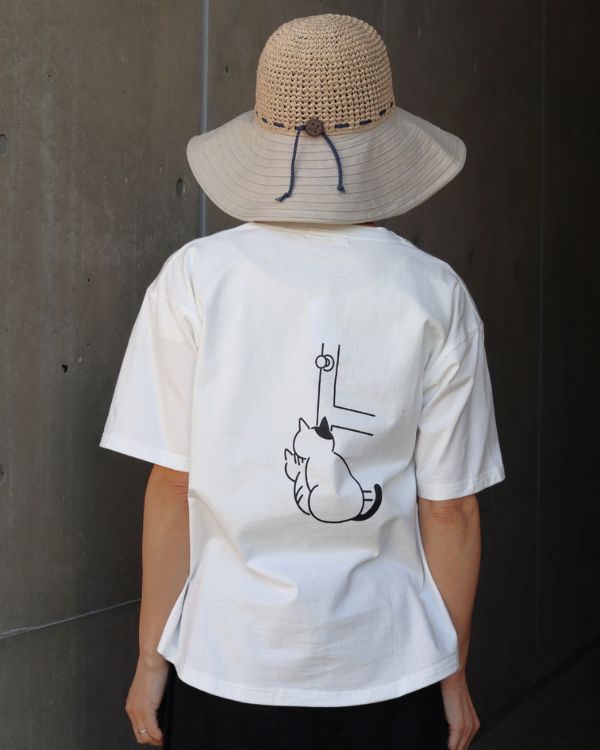 名古屋・覚王山のセレクトショップ コッピアーナ｜白の猫プリントTシャツの後ろ姿でシンプルなバックスタイルとゆったりした着心地が伝わるデザイン