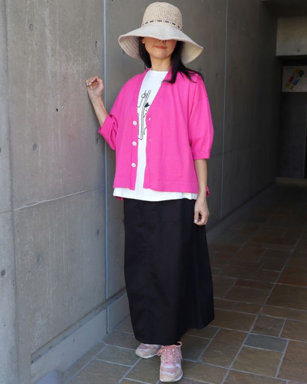 名古屋・覚王山のセレクトショップ コッピアーナ｜白の猫プリントTシャツにコスモスカラーのカーディガンとブラックのベイカースカートを合わせた大人可愛いカジュアルコーデの正面スタイル