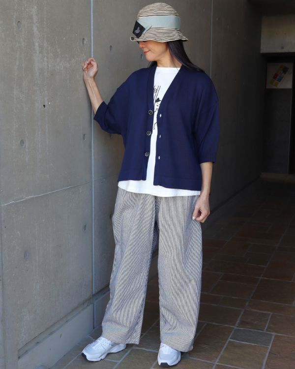 名古屋・覚王山のセレクトショップ コッピアーナ｜白の猫プリントTシャツにネイビーのカーディガンとヒッコリーノッポパンツを合わせたメンズライクな抜け感コーデの正面スタイル