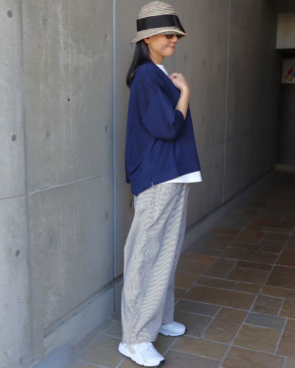 名古屋・覚王山のセレクトショップ コッピアーナ｜白の猫Tシャツとネイビーカーディガンにヒッコリーノッポパンツを合わせた横向きシルエットがわかる大人カジュアルコーデ