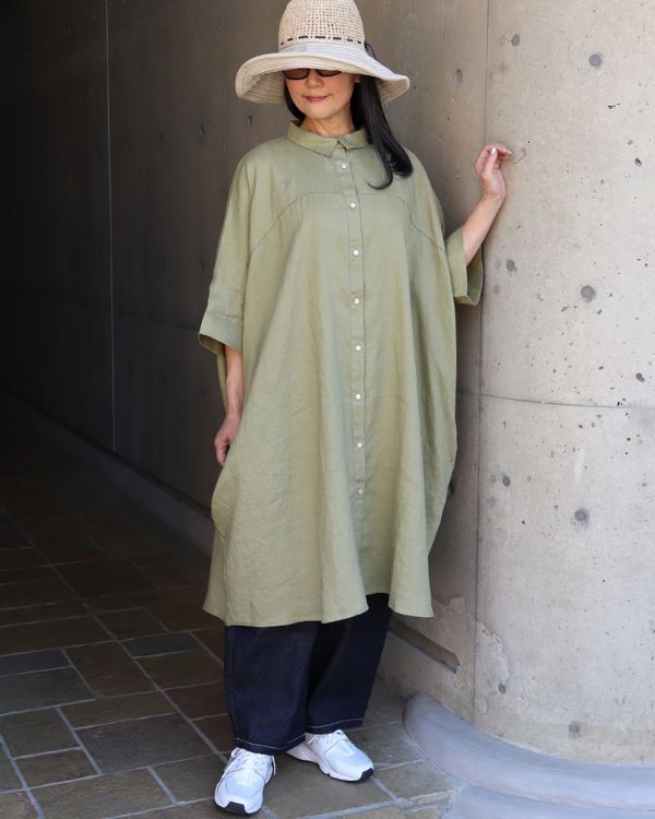風をはらむようにふんわり広がるリネンチュニックを着た全身コーディネート ナチュラルな装いを楽しみたい女性におすすめ