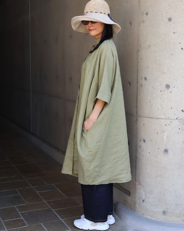 歩くたびに軽やかに揺れるリネンチュニックの横からのシルエット 体型をやさしくカバーしたい大人の女性にぴったり
