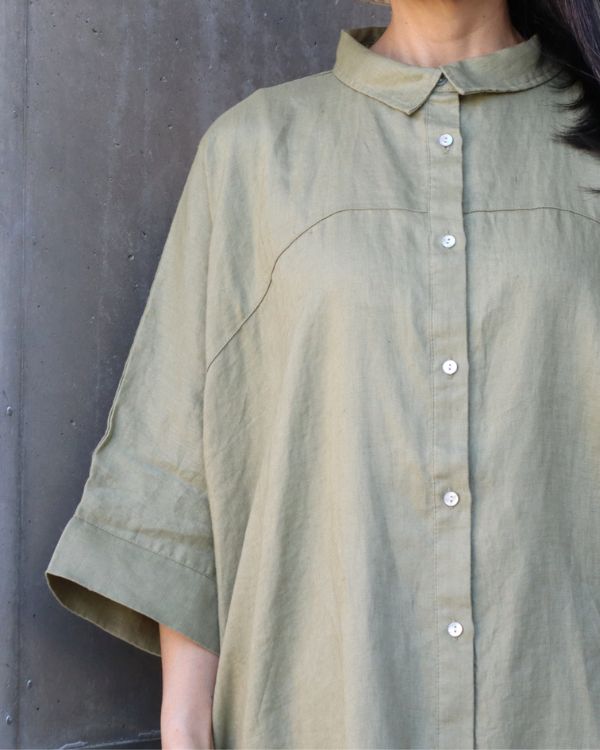 ボタンや切り替えが美しいリネンチュニックの衿元からバストにかけてのディテール 丁寧なつくりを大切にしたい方への一枚