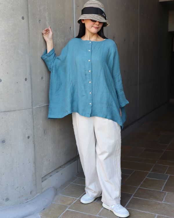 前ボタンで着たギャザーブラウスの全身コーディネート やわらかく広がるシルエットを楽しみたい女性におすすめ