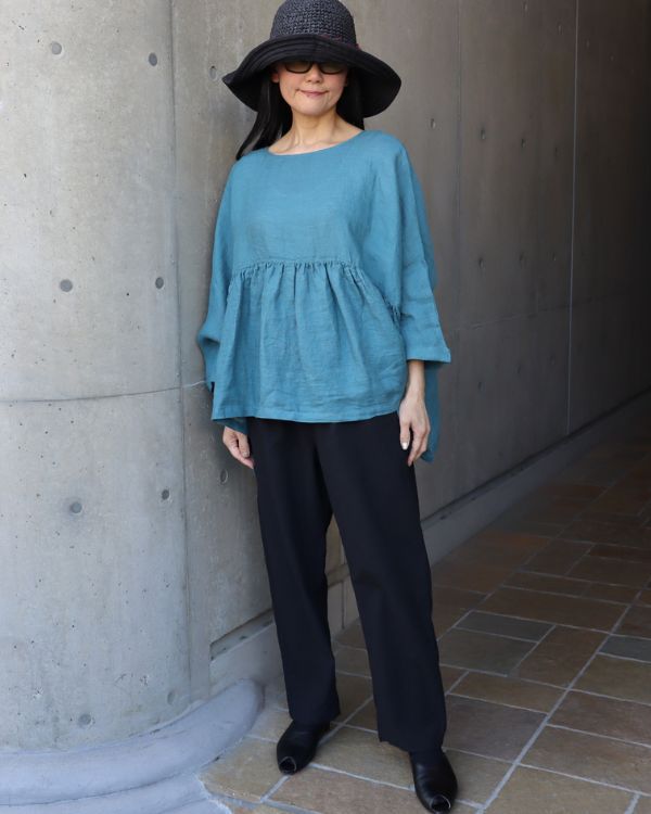 ボタンを後ろにして着た前後着ギャザーブラウスの全身スタイル シンプルで上品な着こなしを好む大人の女性にぴったり