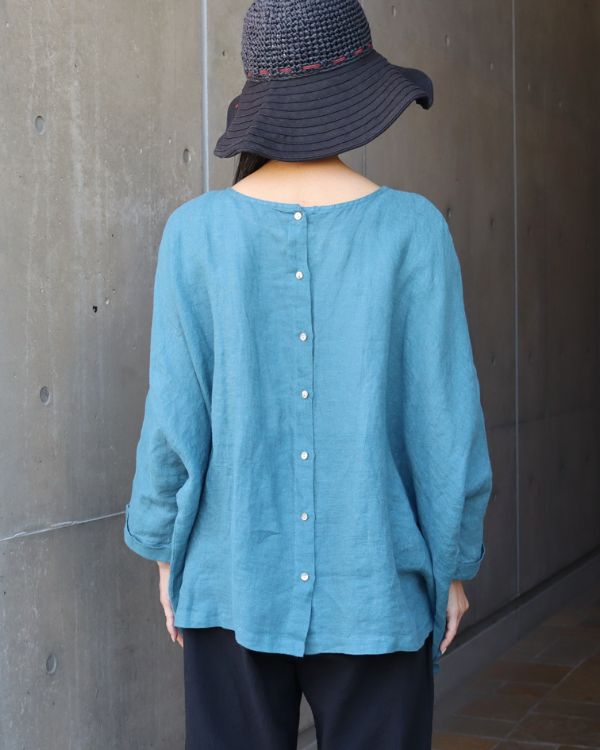 背中に並ぶボタンがアクセントになる前後着ギャザーブラウスの後ろ姿 ナチュラルでさりげないおしゃれを楽しみたい方に