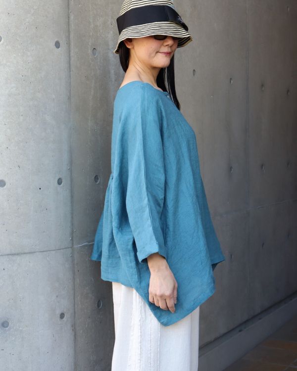 横から見たときのやわらかな落ち感とギャザーの広がりが美しいブラウスのシルエット 体型をやさしくカバーしたい大人の女性に