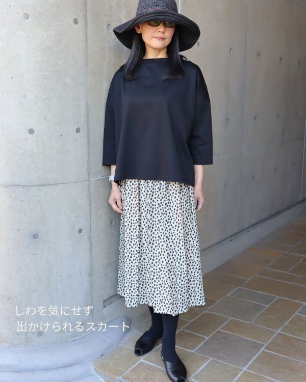 軽やかに広がる米沢織ジャカードスカートをタックアウトで合わせた全身コーディネート 上品で楽に過ごしたい女性におすすめ