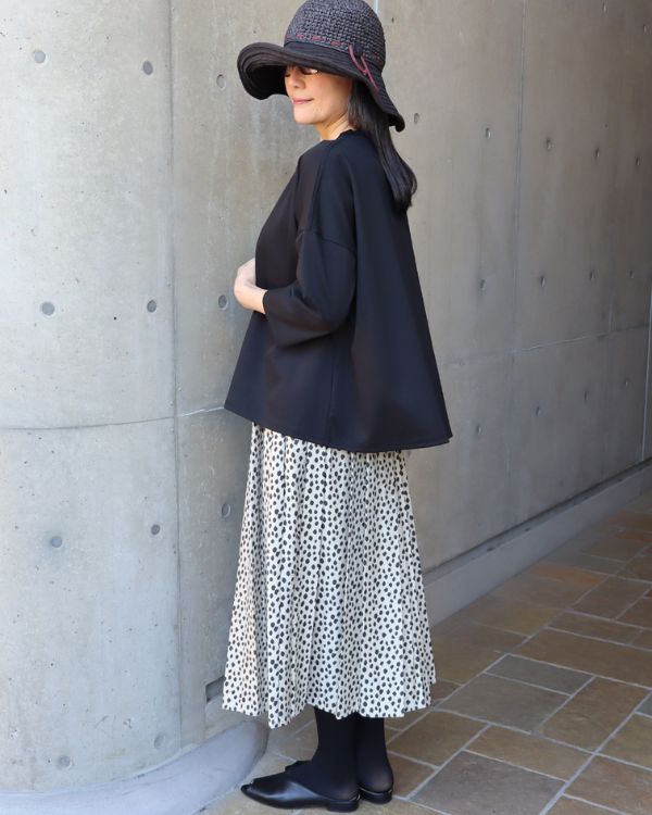 歩くたびにやわらかく揺れる米沢織ジャカードスカートの横からのシルエット 旅行先でも快適に過ごしたい大人の女性にぴったり