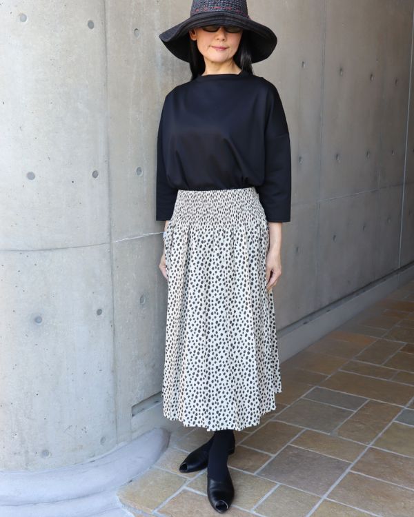 トップスをインしてきちんと感も楽しめる米沢織ジャカードスカートの全身スタイル きれいめにも着回したい大人の女性に